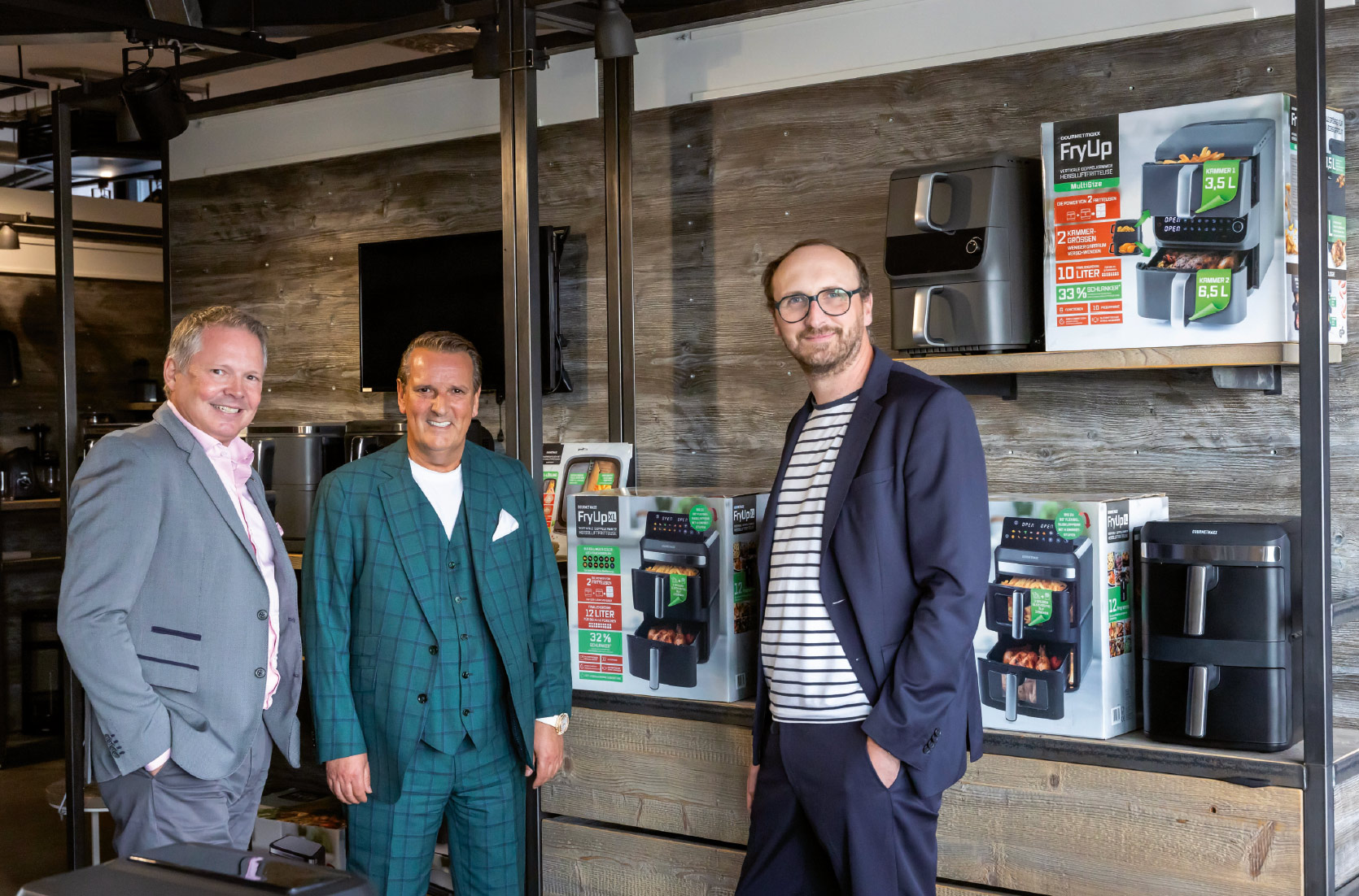 Titelinterview Hamburger Unternehmer Bild mit Malte Wettern, David Friedemann und Ralf Dümmel